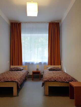 Хостелы Летний хостел Kaija Юрмала Двухместный номер с 1 кроватью или 2 отдельными кроватями, общая ванная комната-1