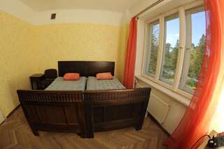 Хостелы Летний хостел Kaija Юрмала Двухместный номер с 2 отдельными кроватями и общей ванной комнатой-4